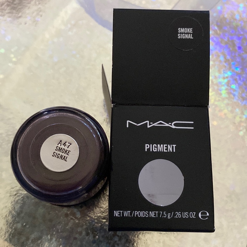 MAC Smoke Signal pigment- RARE AND UNUSED! Large pigment size!